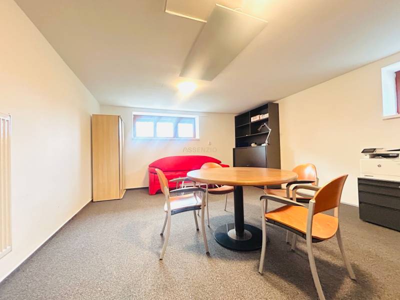 PRENÁJOM- KANCELÁRSKÝ PRIESTOR -120m2- KOMÁROVSKÁ - Kancelária v rodinnom dome s oknami, stolom, stoličkami, sedačkou a skriňou.