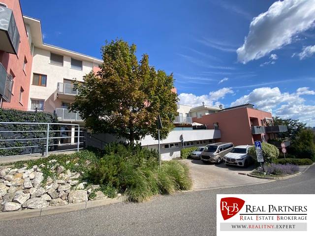 Prenájom 2 izbový 78 m2 + 30 m2 terasa,novostavba Koliba,zariadený - Bytový komplex v Bratislave - Novom Meste na ulici Na Zlatej nohe s parkovaním.