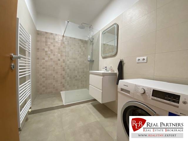 Prenájom 2 izbový 78 m2 + 30 m2 terasa,novostavba Koliba,zariadený - Kúpeľňa v 2-izbovom byte s práčkou, sprchovým kútom a umývadlom.