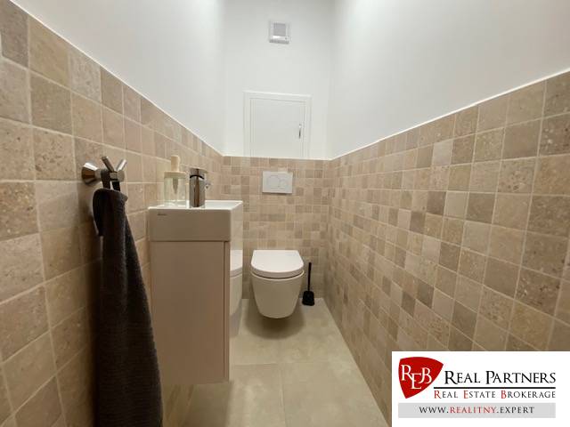 Prenájom 2 izbový 78 m2 + 30 m2 terasa,novostavba Koliba,zariadený - Kúpeľňa so záchodom a umývadlom v obklade v 2-izbovom byte.