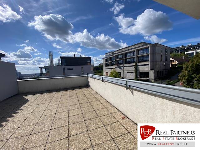 Prenájom 2 izbový 78 m2 + 30 m2 terasa,novostavba Koliba,zariadený - Veľká terasa s výhľadom na moderné budovy v Bratislave - Novom Meste, Na Zlatej nohe.