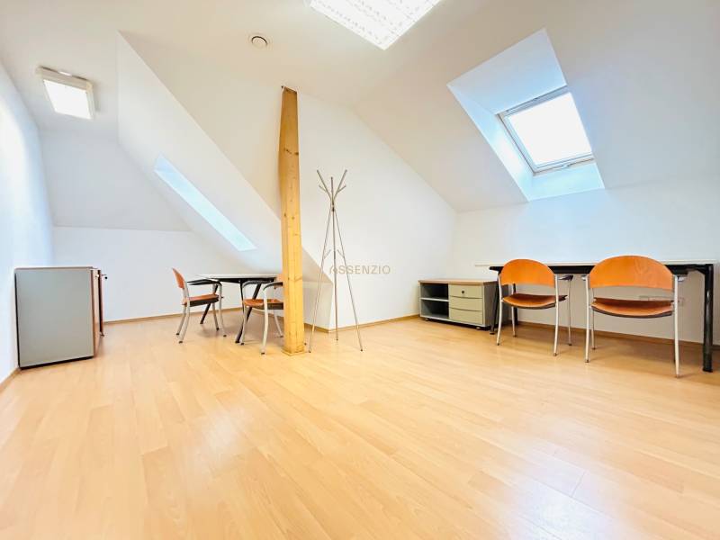 KANCELÁRSKE PRIESTORY- 120m2- KOMÁROVSKÁ - Kancelárie s podlahou s dreveným dekorom, podkrovné okná, stoly a stoličky.