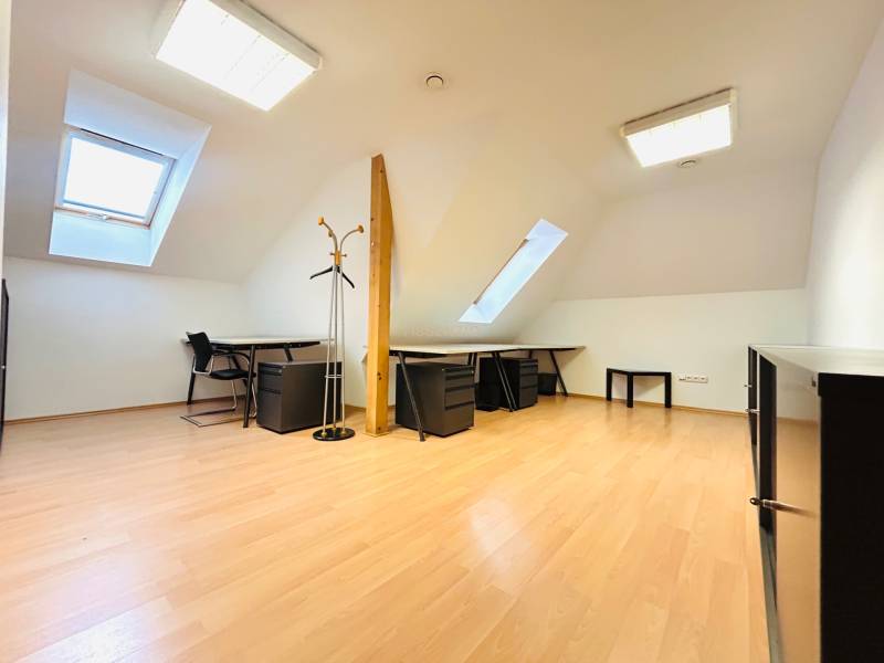 KANCELÁRSKE PRIESTORY- 120m2- KOMÁROVSKÁ - Kancelárie s podlahou s dreveným dekorom, stolmi, stoličkami a strešnými oknami.