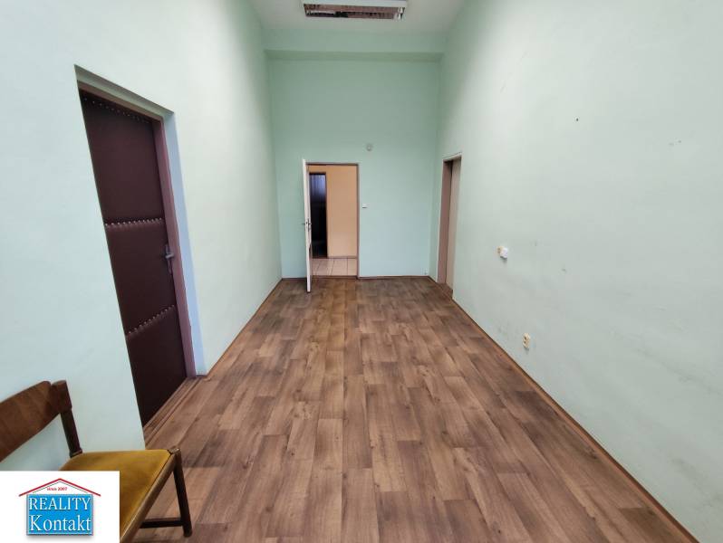 Na prenájom kancelársky priestor - Nové Zámky - Kancelárie s podlahou s dreveným dekorom, zelené steny, Nové Zámky.