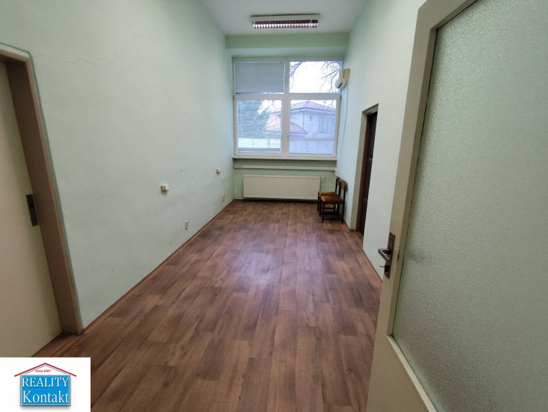 Na prenájom kancelársky priestor - Nové Zámky - Kancelárie s podlahou s dreveným dekorom a veľkým oknom, ponúkané na prenájom.