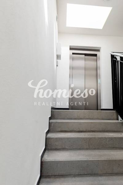 PRENÁJOM 3 izbový luxusný byt  v centre Nitry s veľkou terasou - Schodisko k výťahu v budove s 3-izbovým bytom, svetlý priestor.