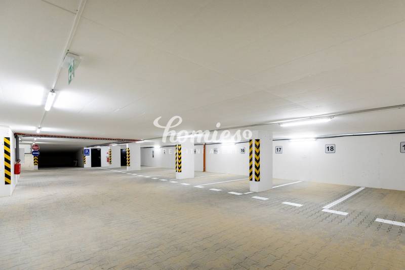 PRENÁJOM 3 izbový luxusný byt  v centre Nitry s veľkou terasou - Podzemné parkovisko so svetlým osvetlením a vyhradenými parkovacími miestami.