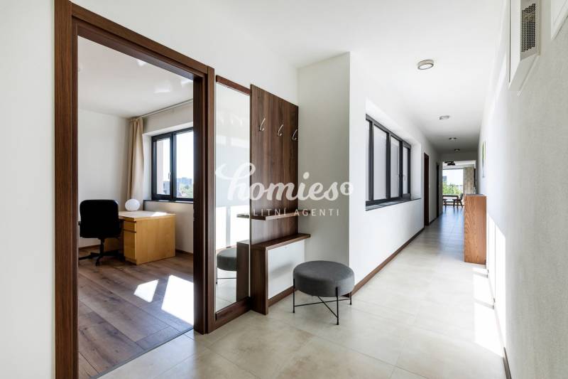 PRENÁJOM 3 izbový luxusný byt  v centre Nitry s veľkou terasou - Svetlá chodba s pracovnou miestnosťou a podlahou s dreveným dekorom v 3-izbovom byte.