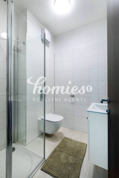 PRENÁJOM 3 izbový luxusný byt  v centre Nitry s veľkou terasou - Kúpeľňa v 3-izbovom byte s toaletou, sprchovým kútom a umývadlom.