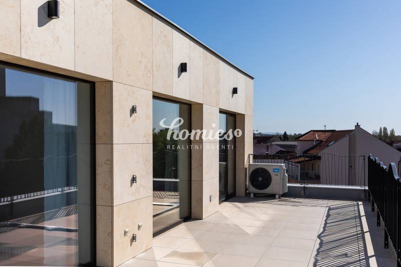 PRENÁJOM 3 izbový luxusný byt  v centre Nitry s veľkou terasou - Terasa 3-izbového bytu v Nitre s keramickou dlažbou a výhľadom na mesto.