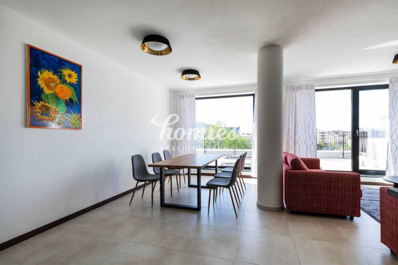 PRENÁJOM 3 izbový luxusný byt  v centre Nitry s veľkou terasou - Jedáleň v 3-izbovom byte s obrazom slnečníc, podlahou s dreveným dekorom, výhľadom na terasu.