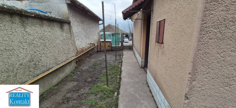 Na predaj 2 izbový rodinný dom s pozemkom - Dvory nad Žitavou - Úzky dvor rodinného domu v Dvoroch nad Žitavou so záhradným priestorom.