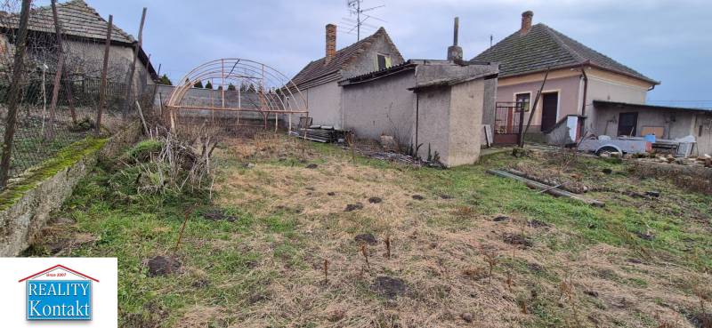 Na predaj 2 izbový rodinný dom s pozemkom - Dvory nad Žitavou - Záhrada pri rodinnom dome vo Dvorech nad Žitavou s neudržiavaným pozemkom a skleníkovou konštrukciou.