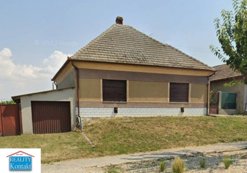 Na predaj 2 izbový rodinný dom s pozemkom - Dvory nad Žitavou - Rodinný dom v Dvoroch nad Žitavou so sedlovou strechou a vedľajšou garážou.