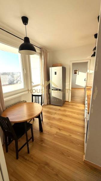 Prenájom pekný 3 izbový byt Jankolova ulica, Bratislava V. Petržalka - Kuchyňa s podlahou s dreveným dekorom a jedálenským stolom v 3-izbovom byte.