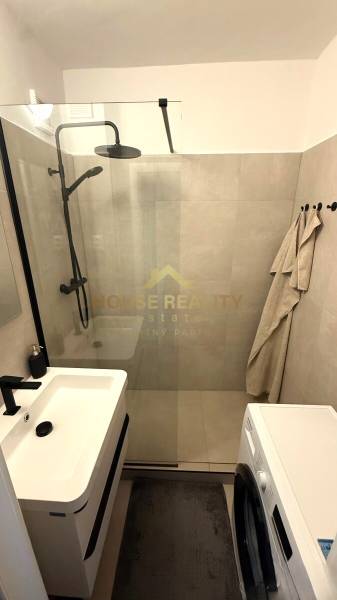 Prenájom pekný 3 izbový byt Jankolova ulica, Bratislava V. Petržalka - Kúpeľňa s priestranným sprchovacím kútom v 3-izbovom byte.