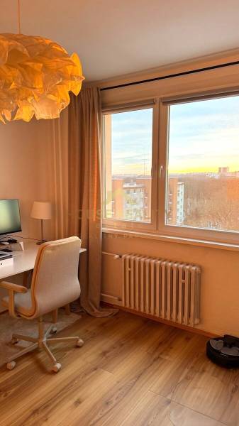 Prenájom pekný 3 izbový byt Jankolova ulica, Bratislava V. Petržalka - Pracovný kút so stolom, stoličkou a výhľadom v 3-izbovom byte.