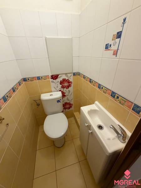 2 izbový byt s balkónom Topoľčany  - Kúpeľňa v 3-izbovom byte s farebnými stenami a keramickou dlažbou.