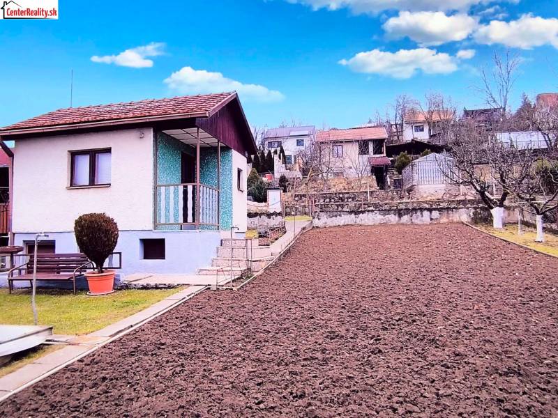 ‼️BRODZANY - ZÁHRADA S MUROVANOU CHATKOU NA PREDAJ, okr. PARTIZÁNSKE‼️ - Chata v Partizánskom so záhradou a čerstvo pooranou pôdou, s lavičkou a krovinami.