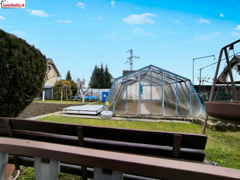 ‼️BRODZANY - ZÁHRADA S MUROVANOU CHATKOU NA PREDAJ, okr. PARTIZÁNSKE‼️ - Záhrada v Partizánskom s fóliovníkom, trávou a malým záhonom.