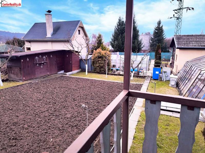 ‼️BRODZANY - ZÁHRADA S MUROVANOU CHATKOU NA PREDAJ, okr. PARTIZÁNSKE‼️ - Dvor s domom a záhradou v Partizánskom, výhľad z balkóna Chaty.