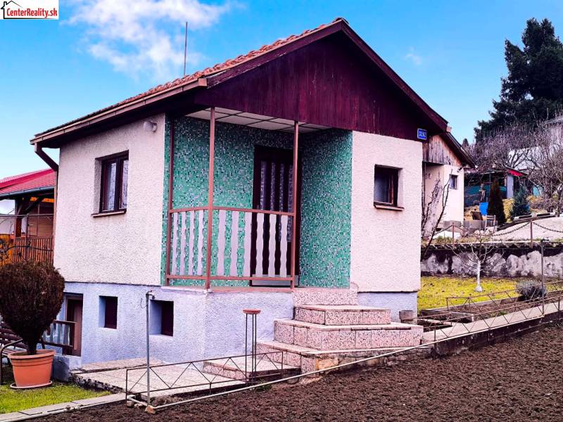 ‼️BRODZANY - ZÁHRADA S MUROVANOU CHATKOU NA PREDAJ, okr. PARTIZÁNSKE‼️ - Chata v Partizánskom s parkovou úpravou, zelenou fasádou a schodiskom na terasu.