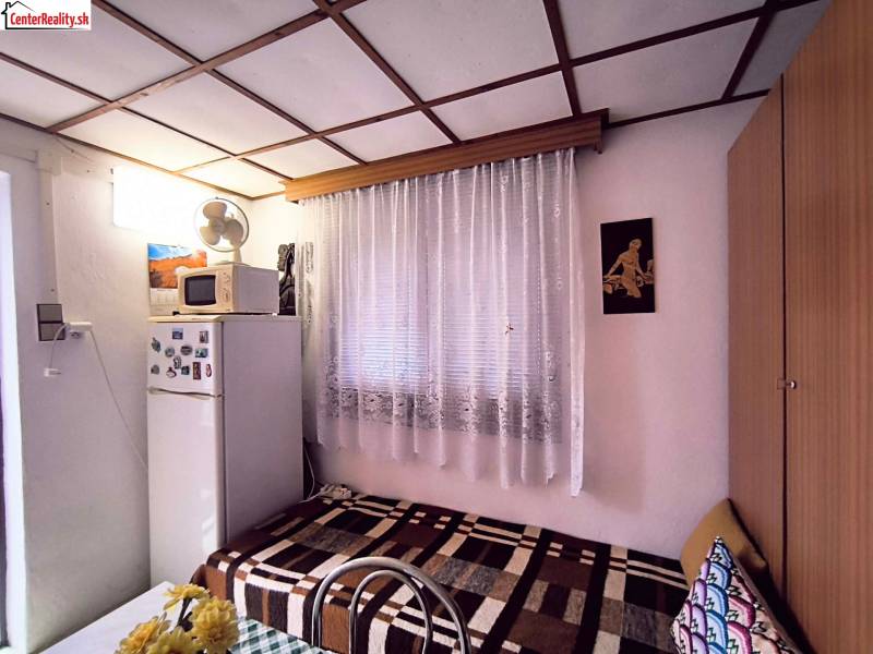 ‼️BRODZANY - ZÁHRADA S MUROVANOU CHATKOU NA PREDAJ, okr. PARTIZÁNSKE‼️ - Chata s jednoduchým interiérom, gaučom, chladničkou, mikrovlnkou a kvetinovou výzdobou.