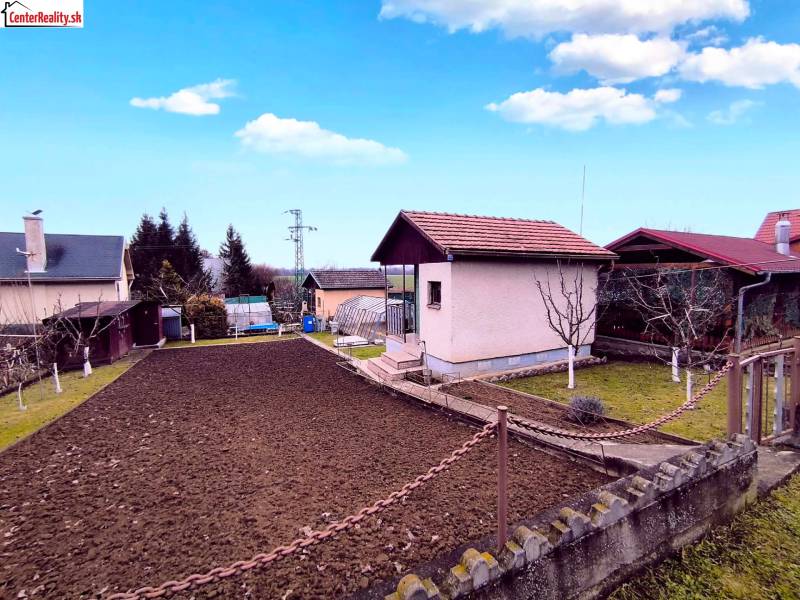 ‼️BRODZANY - ZÁHRADA S MUROVANOU CHATKOU NA PREDAJ, okr. PARTIZÁNSKE‼️ - Exteriér chaty v Partizánskom s upravenou záhradou, trávnikom a záhonom.