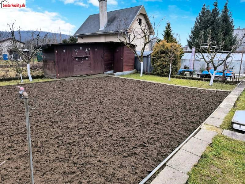 ‼️BRODZANY - ZÁHRADA S MUROVANOU CHATKOU NA PREDAJ, okr. PARTIZÁNSKE‼️ - Záhrada s chatou v Partizánskom, pripravený záhon, okolitá zeleň a drevený domček.