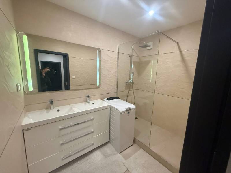  Prenájom 3-izbový byt, Nové Zámky - Kúpeľňa s dvojitým umývadlom, sprchovým kútom a práčkou v 3-izbovom byte.