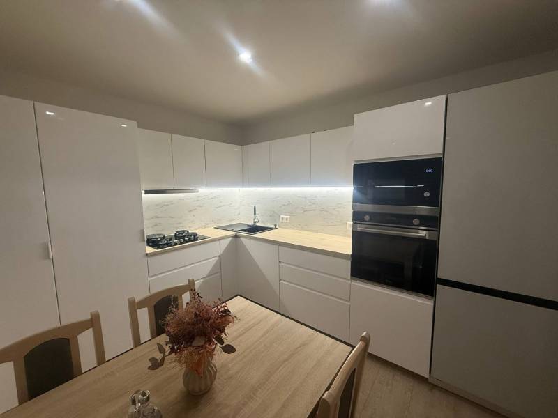  Prenájom 3-izbový byt, Nové Zámky - Moderná kuchyňa v 3-izbovom byte s bielymi skrinkami a mramorovým obkladom.