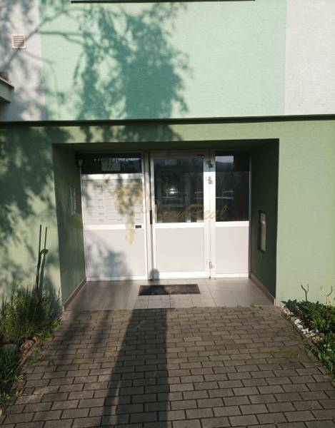 1-izb. byt, Pezinok - Sever, ul. Suvorovova - Vchod do budovy s poštovými schránkami na Suvorovovej ulici v Pezinku.