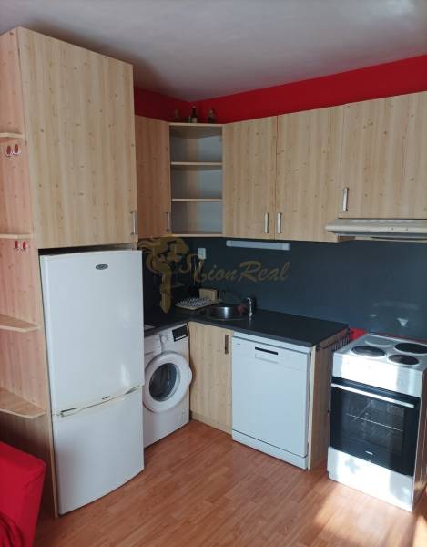 1-izb. byt, Pezinok - Sever, ul. Suvorovova - Kuchynský kút s dreveným dekorom a spotrebičmi v 1-izbovom byte.