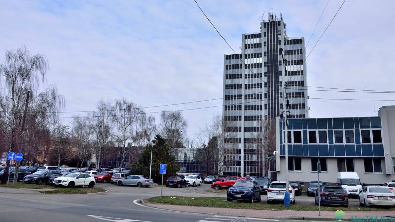 Kancelária s výhľadom na centrum Michaloviec. 16 m2 - Kancelárie na Námestí slobody v Michalovciach s parkovacími miestami a okolitou zeleňou.