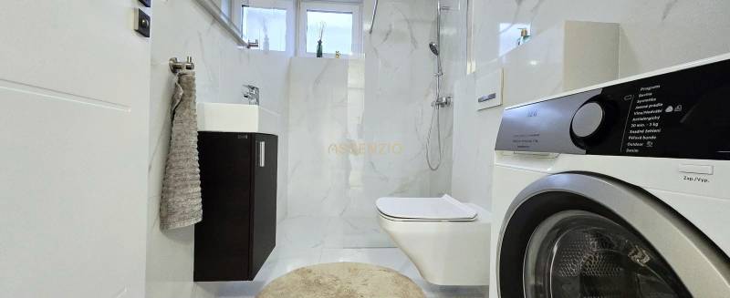 - KRÁTKODOBÝ PRENÁJOM - RODINNÝ DOM - 105 m2 - ROVINKA - Kúpeľňa v rodinnom dome s práčkou a sprchovým kútom, elegantné dlaždice.