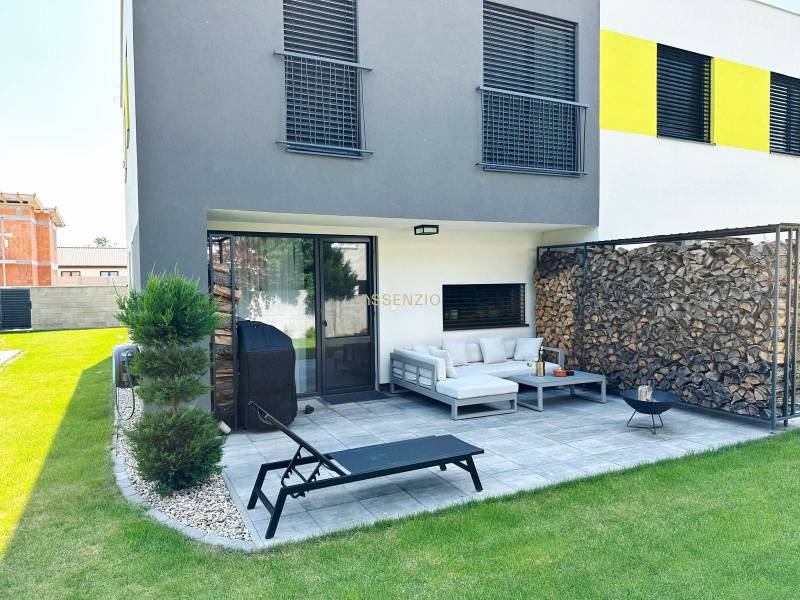 - KRÁTKODOBÝ PRENÁJOM - RODINNÝ DOM - 105 m2 - ROVINKA - Rodinný dom v Rovinke s terasou, záhradou, dreveným obkladom a vonkajším posedením.