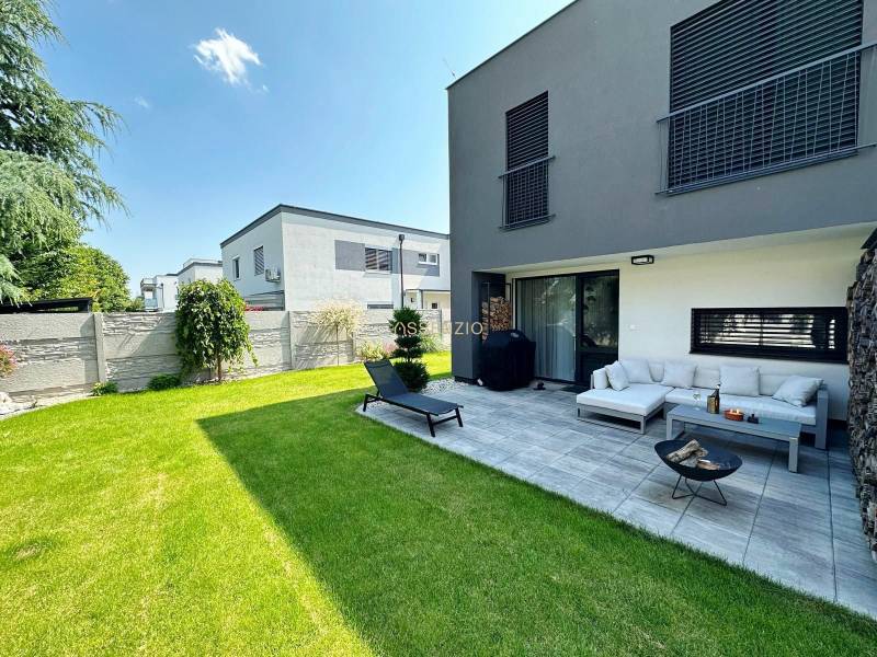 - KRÁTKODOBÝ PRENÁJOM - RODINNÝ DOM - 105 m2 - ROVINKA - Rodinný dom v Rovinke s terasou, zeleným trávnikom a vonkajším posedením.