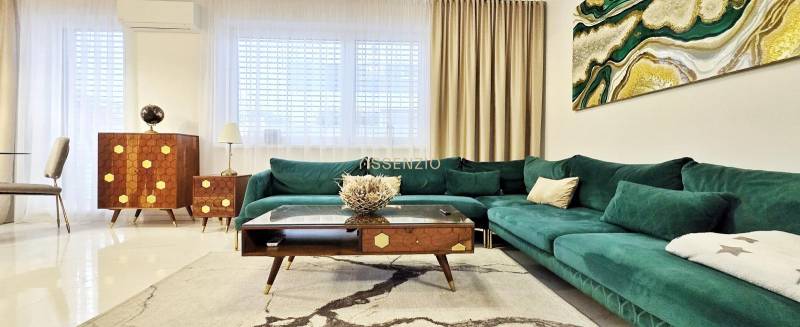 - KRÁTKODOBÝ PRENÁJOM - RODINNÝ DOM - 105 m2 - ROVINKA - Rodinný dom s pohovkou v zelenom odtieni, drevený nábytok a umenie na stene.