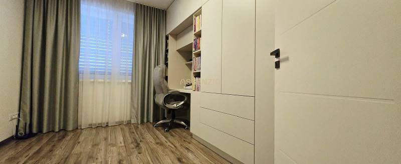 - KRÁTKODOBÝ PRENÁJOM - RODINNÝ DOM - 105 m2 - ROVINKA - Študovňa v Rodinnom dome s pracovným kútom, bielym nábytkom a podlahou s dreveným dekorom.