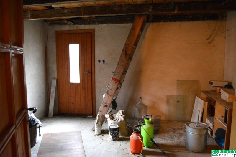 CHalúpka, na rekonštrukciu za cenu pozemku, dom Abrahám! - Interiér rodinného domu s improvizovanými prvkami a záhradnými postrekovačmi.