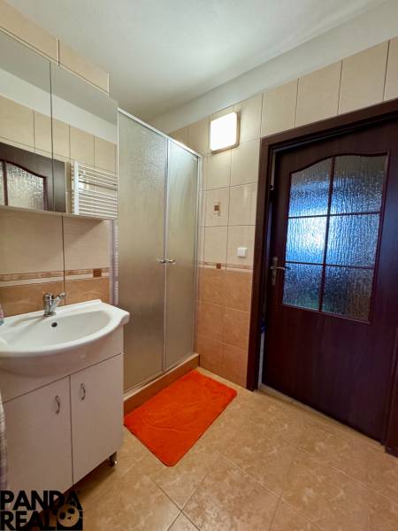 Na prenájom 3,5-izbový byt – Topoľčany, Sídlisko Východ - Kúpeľňa so sprchovým kútom a umývadlom v 3-izbovom byte, dlaždice a zrkadlo.