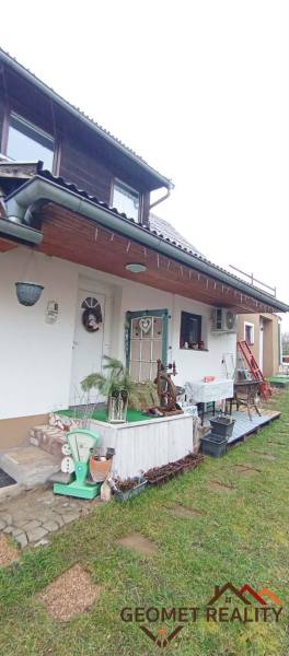 Útulný domček s dušou a moderným komfortom – Divín - Rodinný dom na Cintorínskej ulici v Divíne s vonkajším posedením a dekoráciami.