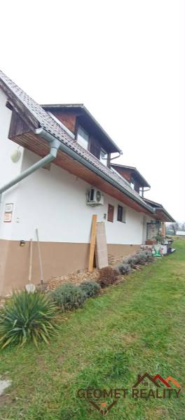 Útulný domček s dušou a moderným komfortom – Divín - Rodinný dom na Cintorínskej ulici v Divíne s upravenou záhradou a podkrovím.