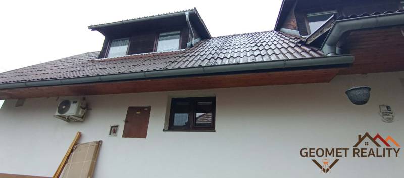 Útulný domček s dušou a moderným komfortom – Divín - Rodinný dom na Cintorínskej ulici v Divíne so strešnými oknami a klimatizáciou.