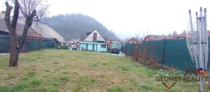 Útulný domček s dušou a moderným komfortom – Divín - Záhrada pri rodinnom dome na Cintorínskej ulici v Divíne, s výhľadom na les.