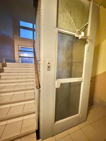 Predaj pôvodného 3+1 bytu v žiadanej lokalite v Čadci (MO) - Schodisko a výťah v bytovom dome na Školskej ulici v Čadci.