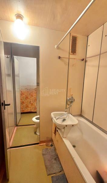 Predaj pôvodného 3+1 bytu v žiadanej lokalite v Čadci (MO) - Kúpeľňa v 3-izbovom byte s vaňou a umývadlom.