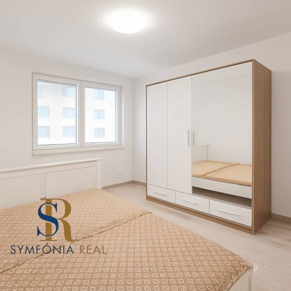 2-izbový byt novostavba s podzemným parkovaním- bez rezervačnej zálohy - Spálňa s oknom, šatníkovou skriňou a posteľou v 2-izbovom byte.