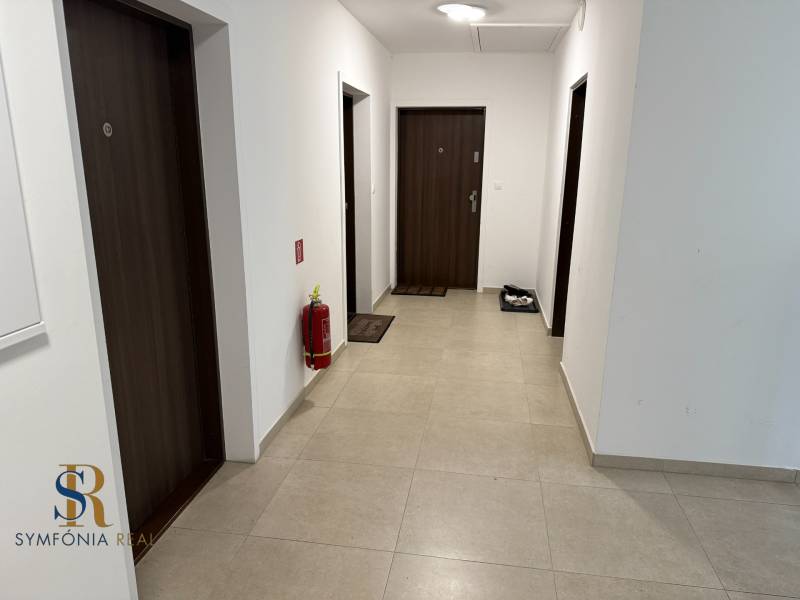 2-izbový byt novostavba s podzemným parkovaním- bez rezervačnej zálohy - Chodba v bytovom dome, vidno vstupné dvere do 2-izbových bytov.