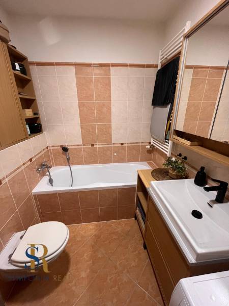 2-izbový byt v Pezinku s vlastným parkovaním - REZERVOVANÉ - Kúpeľňa v 2-izbovom byte obsahuje vaňu, WC, umývadlo a úložné priestory.